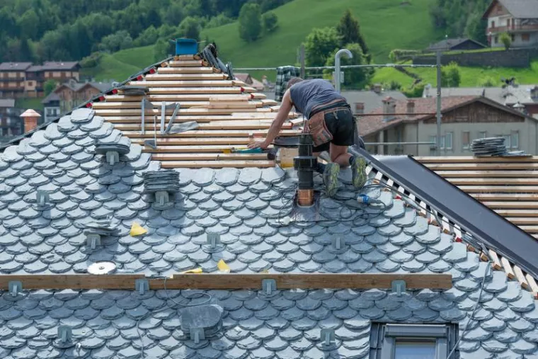 Rénover une toiture en ardoise suite à un orage de grêle, Commentry, Entreprise Jason